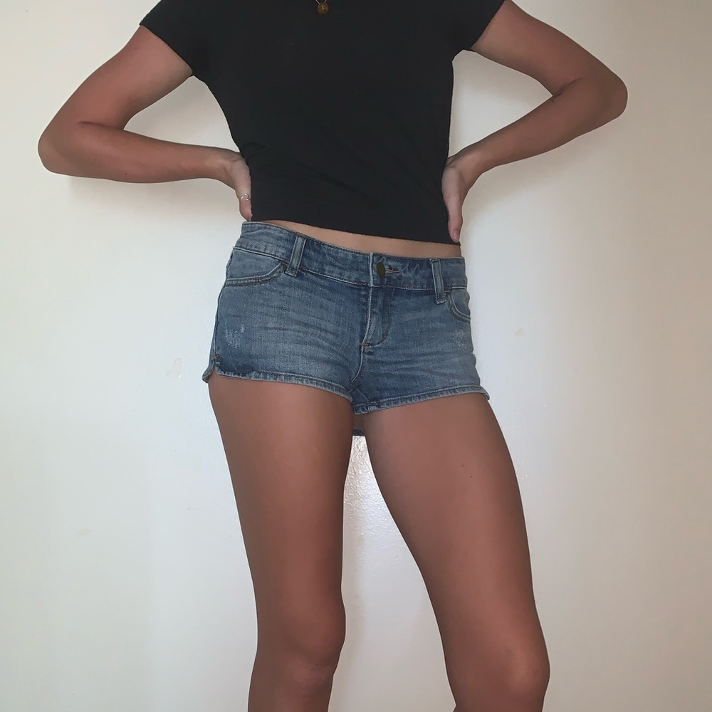 🌺Billabong Low Rise Light Wash Distressed Shorts